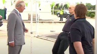 Πρίγκιπας Κάρολος: Εργαζόμενος λιποθύμισε μπροστά του | Η αμήχανη αντίδρασή του