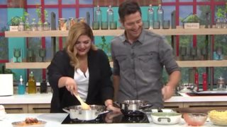 Η Συνταγή της Ημέρας: Ο Απόστολος Ρουβάς μαγειρεύει λιγκουίνι με κεφτεδάκια σε κόκκινη σάλτσα