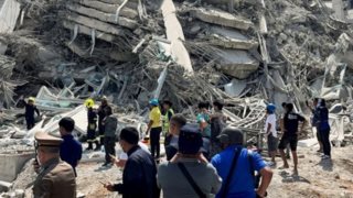 Σεισμός στη Μιανμάρ: Τουλάχιστον 1.000 νεκροί από τα φονικά 7,7 Ρίχτερ - Εφιαλτικές εκτιμήσεις για πάνω από 10.000 θύματα