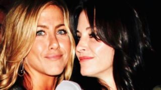 Jennifer Aniston - Courteney Cox | Φόρεσαν T-shirts με την πιο συγκινητική στιγμή από τα ‘Φιλαράκια’