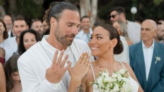 Η οικογενειακή φωτογραφία της Ευρυδίκης Βαλαβάνη και του Γρηγόρη Μόργκαν στο σπήλαιο που παντρεύτηκαν