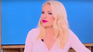 Η Ελένη Μενεγάκη μετρά αντίστροφα για το καλοκαίρι φορώντας το λευκό μαγιό της