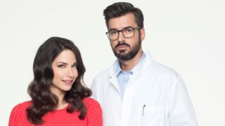 &quot;Κι όμως είμαι ακόμα εδώ&quot; | Όσα θα δούμε στα πρώτα επεισόδια της νέας σειράς της ΕΡΤ με τον Γιάννη Τσιμιτσέλη και την Κατερίνα Γερονικολού