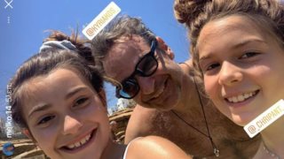 Στην Τήνο ο Κυριάκος Μητσοτάκης: Viral η selfie με κοριτσάκια στην παραλία