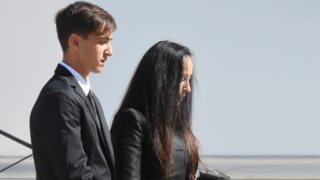 Η Βίκυ Σταμάτη με τον γιο της σε σπάνια εμφάνιση στο μνημόσυνο του Άκη Τσοχατζόπουλου