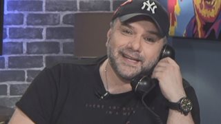 Γρηγόρης Αρναούτογλου: Ο απολαυστικός διάλογος με τη μητέρα του στην πρεμιέρα του με αφορμή τα γενέθλιά της!