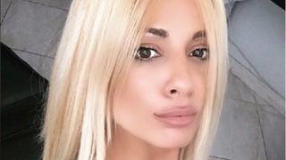 Μίνα Αρναούτη: Φωτογραφίζεται με τους νέους συνεργάτες της λίγο πριν την πρεμιέρα των «Αποκαλύψεων»