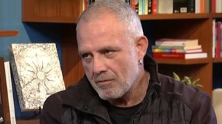 Πάγωσαν στο &quot;Στούντιο 4&quot; με το &quot;γαλλικό&quot; του Πασχάλη Τσαρούχα: &quot;Είμαστε ζωντανά&quot;