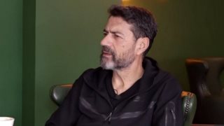 Κώστας Φαλελάκης: Η μητέρα μου μπαινόβγαινε σε ψυχιατρείο - Ήμασταν ‘τα παιδιά της τρελής’. Έχω και μια αδερφή σε ψυχιατρείο