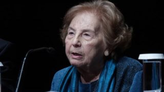 Άλκη Ζέη: Πλήθος κόσμου στο τελευταίο "αντίο" στη σπουδαία συγγραφέα