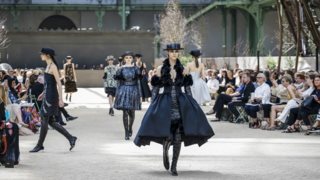 Chanel Haute Couture AW17: Ένα φαντασμαγορικό show υπό τη σκιά του Πύργου του Eiffel