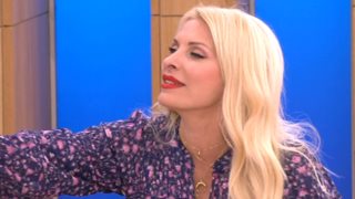 Video Of The Day: Η Μενεγάκη άλλαξε το σκηνικό on air για χάρη της καλεσμένης της!