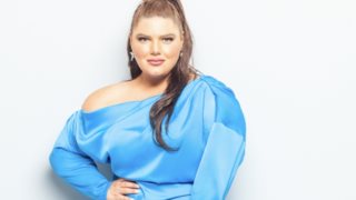 Το total white σύνολο της Δανάης Μπάρκα είναι η ιδανική πρόταση για εσένα που βαρέθηκες το μαύρο