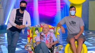 Επικό σκηνικό! Ο Νίκος Μουτσινάς &quot;έβγαλε&quot; σε give away τους δυο γοητευτικούς συνεργάτες του