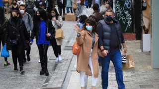 Γιατί καταργούνται τα μέτρα ενώ ανεβαίνουν τα κρούσματα - Προς κατάργηση και το πιστοποιητικό για εσωτερικούς χώρους