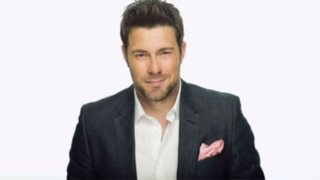 Το νέο κομμάτι του Χρήστου Χολίδη είναι εδώ! Ποιοι λαμπεροί guests πρωταγωνιστούν στο video clip;