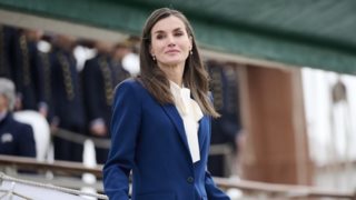 Βασίλισσα Letizia της Ισπανίας | Με pussy bow πουκάμισο από τη Massimo Dutti