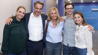 Σοφία και Δάφνη Μητσοτάκη | Οι μοντέρνες εμφανίσεις τους στο Μέγαρο Μαξίμου όπου βρέθηκαν για να ακούσουν τα κάλαντα