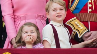 Γιατί η πριγκίπισσα Charlotte και ο πρίγκιπας George δεν κάθονται με τη βασίλισσα Ελισάβετ στο χριστουγεννιάτικο τραπέζι