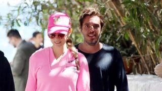 Δούκισσα Νομικού 
: Δείτε την εγκυμονούσα με mini φόρεμα να ποζάρει με τον ενός έτους γιος της, Σάββα