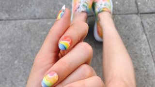 Νύχια σαν ουράνιο τόξο: Πέτυχε το nail trend μόνη σου!