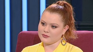 Ξανθή Τζερεφού
: Ανέβηκε στην ζυγαριά και μας δείχνει πόσα κιλά είναι
