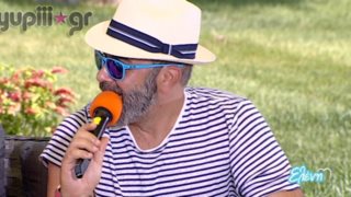 Γρηγόρης Γκουντάρας: Με τη Ναταλί Κάκαβα και τους γιους τους στην παραλία