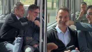 Νέο backstage Tik Tok του Μητσοτάκη | Ζουλάει τα μάγουλα του γιου του και αστειεύεται με το Μυτιλήνη-Λέσβος