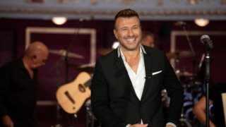 Γιάννης Πλούταρχος: Η εντυπωσιακή πρεμιέρα του «Σπίτι με το MEGA» από το Δημοτικό Θέατρο Πειραιά