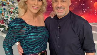 Ντορέττα Παπαδημητρίου: Η εκθαμβωτική εμφάνιση στο «Καλό Μεσημεράκι» &amp; το ξεκαρδιστικό παιχνίδι on air