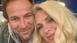 Η Ελένη Μενεγάκη και ο Μάκης Παντζόπουλος στολίζουν μαζί το χριστουγεννιάτικο δέντρο του σπιτιού τους!