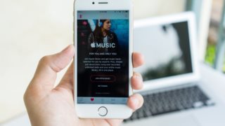 Αυτό Είναι Το #1 Τραγούδι Στο Ελληνικό Ραδιόφωνο
: Ποιος τραγουδιστής κατέκτησε την κορυφή των charts;