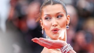 Bella Hadid: Φωτογραφίζεται μόνο με ένα ψάθινο καπέλο και μοιράζει εγκεφαλικά!