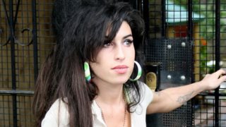 "Μάζεψαν την Έιμι Γουάινχαουζ αναίσθητη μετά από πέντε μέρες ποτού, και τη φόρτωσαν για περιοδεία"