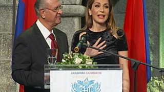 Δέσποινα Βανδή: Τη βράβευσαν αλλά την προσφώνησαν ως Άννα Βίσση! Η επική αντίδρασή της επί σκηνής