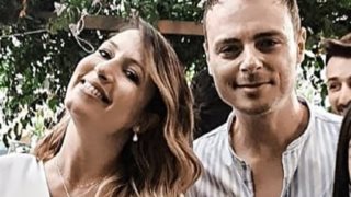 Νίκος Μίχας 
: Παντρεύτηκε την εγκυμονούσα σύντροφό του