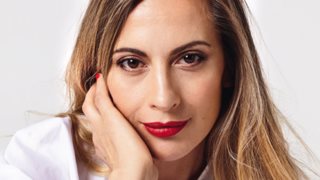 Βίκυ Βολιώτη: Αποκαλύπτει τον αγώνα της για την υιοθεσία της κόρης της