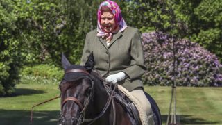 Η βασίλισσα Ελισάβετ ιππεύει ξανά, παρά τα κινητικά προβλήματα που αντιμετωπίζει