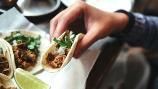 Πώς θα φτιάξεις τα τέλεια tacos με carne asada: Μεξικάνικο στα καλύτερά του
