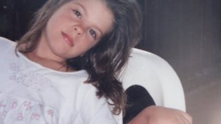 Ηρώ Μπέζου 
: Αυτή είναι η 30χρονη κόρη του Γιάννη Μπέζου &amp; της Ναταλίας Τσαλίκη