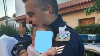 Γλυκά Νερά: Η φωτογραφία με τον αστυνομικό και το μωρό που κάνει τον γύρο του διαδικτύου