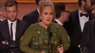 Adele: Λυγίζει στη σκηνή των Grammy! Σε ποιον αφιέρωσε το βραβείο της;