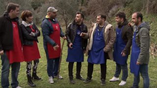 MasterChef
: Η... πρωτόγονη ομαδική δοκιμασία και η «φάρσα» των κριτών στους παίκτες
