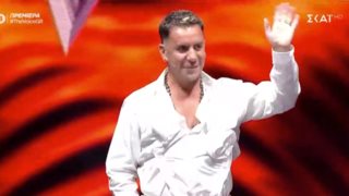 Αποθεώθηκε ο Γιώργος Μαζωνάκης κατά την είσοδό του στο πλατό του &quot;The Voice&quot;