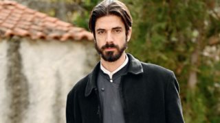 Μόνο στο Yupiii! Άγιος Έρωτας: Ο πατήρ Νικόλαος ψυχορραγεί ενώ η μητέρα του είναι βαριά άρρωστη!