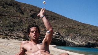 Ο Άγγελος Λάτσιος στην Άνδρο με μαγιό &amp; six pack που κόβουν την ανάσα!