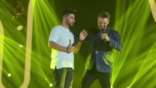 Ο Πάνος Κιάμος τίμησε τον Τόλη Βοσκόπουλο αλλά και τον Παντελή Παντελίδη! Δείτε το video μαζί με τον Κωνσταντίνο Παντελίδη επί σκηνήςκα