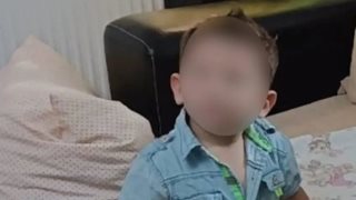 Έφτασε στον Πειραιά η σορός του Άγγελου - Στην Αθήνα η κηδεία του 3χρονου που κακοποιήθηκε μέχρι θανάτου