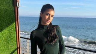 Η Αλεξάνδρα Νίκα φωτογραφίζει τον Βασίλη Αργυρό με την ελληνική σημαία