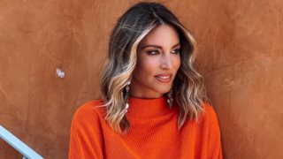 Αθήνα Οικονομάκου | Αγκαλιά με την κόρη και την κούκλα μαμά της